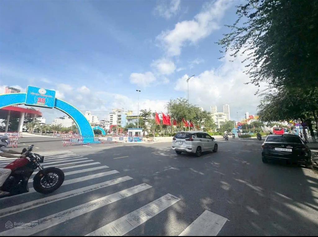 Bán nhà 11 tầng mặt tiền trung tâm nha trang khu vực sầm uất  0798 379 ***
