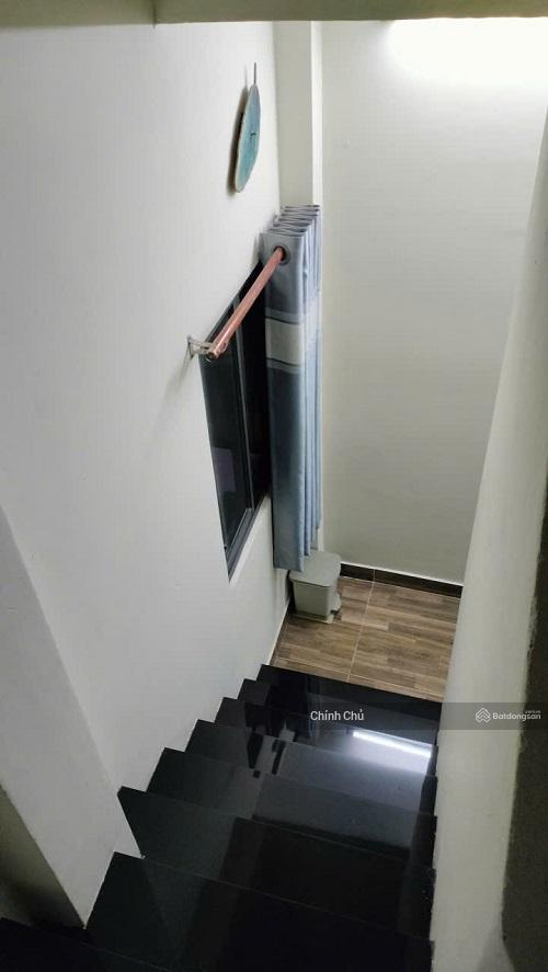 Cho thuê nhà mới 3 mặt tiền 1 trệt 2 lầu + sân thượng, dtsd 105m2, 2pn,full nội thất, p.bến thành