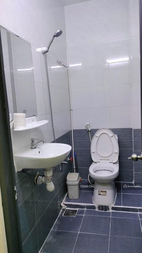 Cho thuê nhà mới 3 mặt tiền 1 trệt 2 lầu + sân thượng, dtsd 105m2, 2pn,full nội thất, p.bến thành