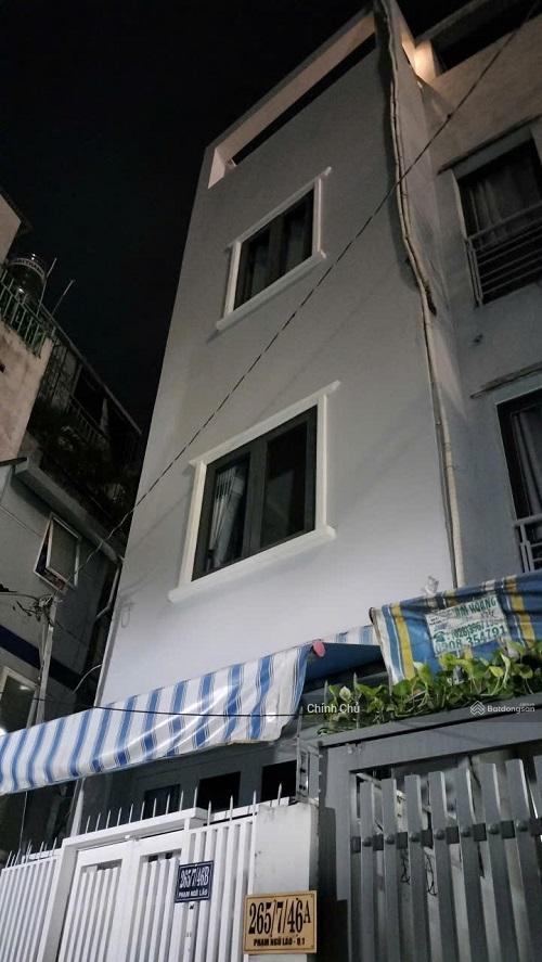 Cho thuê nhà mới 3 mặt tiền 1 trệt 2 lầu + sân thượng, dtsd 105m2, 2pn,full nội thất, p.bến thành