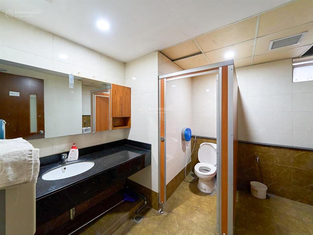 Cho thuê văn phòng tại phố duy tân  tòa nhà vmt building 500m2 giá 135k/m2/th