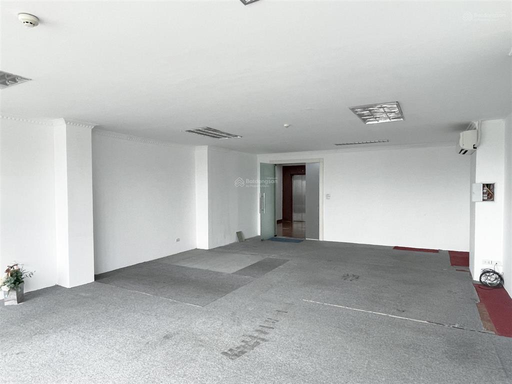 Cđt cho thuê văn phòng lake view building  d10 giảng võ, dt 120m2.  0945 025 ***