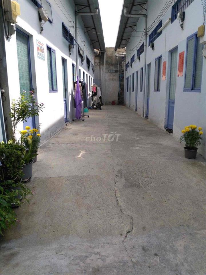 Phòng trọ cách Nguyễn Văn Quá 200m