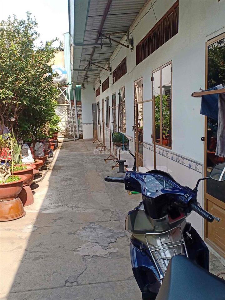 Phòng trọ cách Nguyễn Văn Quá 200m