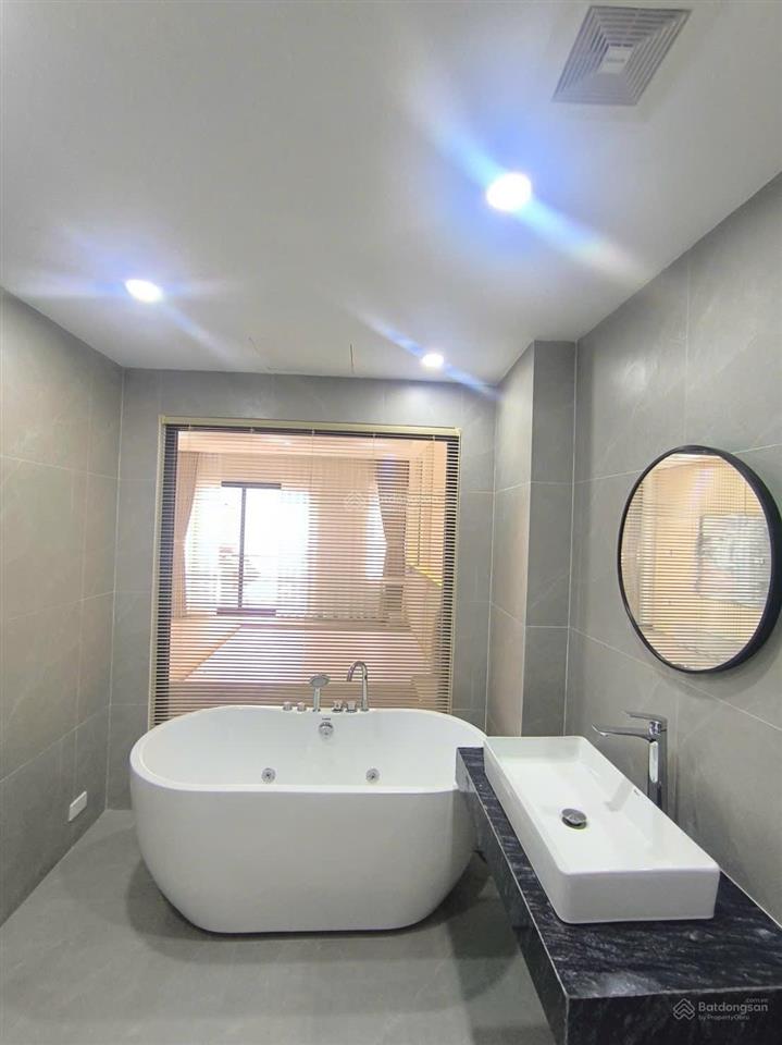 Giảm giá 6 tầng thang máy tại tt ngọc thụy  bồ đề  thông hồng tiến
nhà 6 tầng