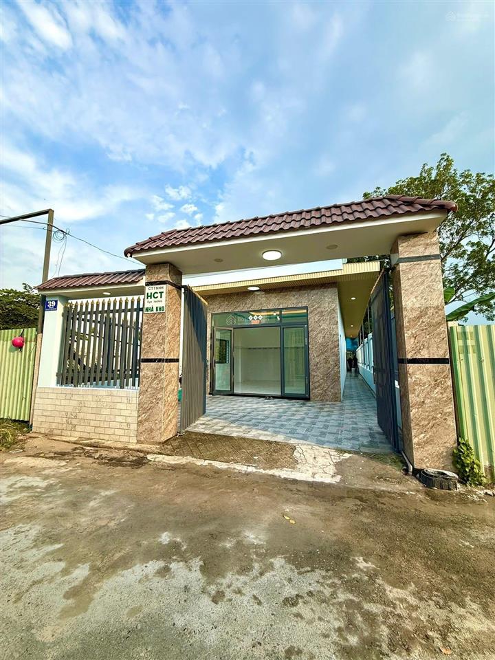 Nhà mặt tiền dx 143 cách trạm thu phí suối giữa chỉ 2km có 3 phòng ngủ, 2 wc
