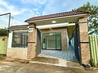 Nhà mặt tiền dx 143 cách trạm thu phí suối giữa chỉ 2km có 3 phòng ngủ, 2 wc