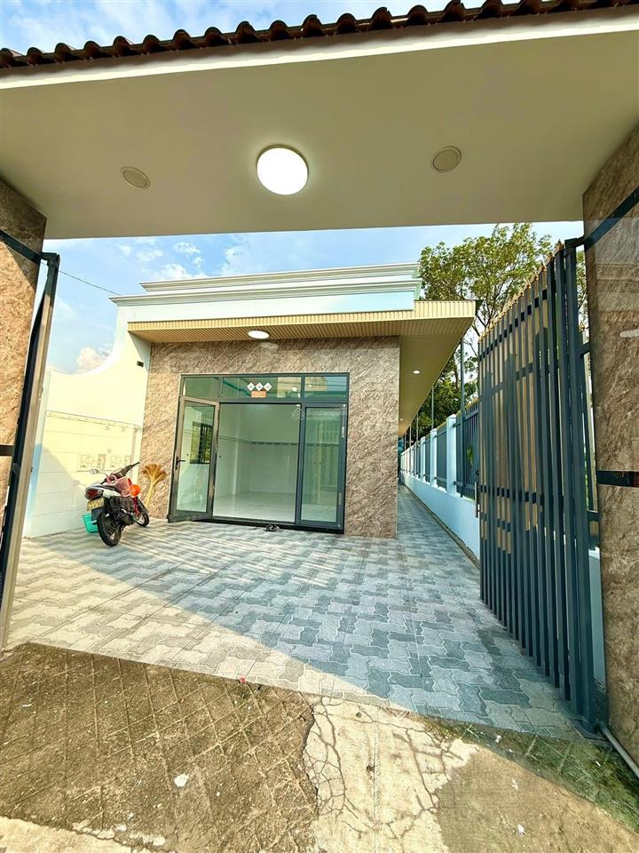 Nhà mặt tiền dx 143 cách trạm thu phí suối giữa chỉ 2km có 3 phòng ngủ, 2 wc