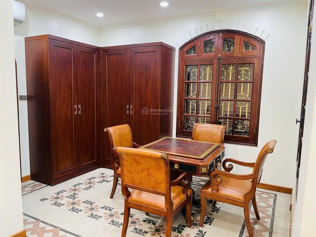 Bán nhà liễu giai, đội cấn  nhà sân vườn hai mặt ngõ  sân rộng  10m ra ô tô  ngõ 3m thông