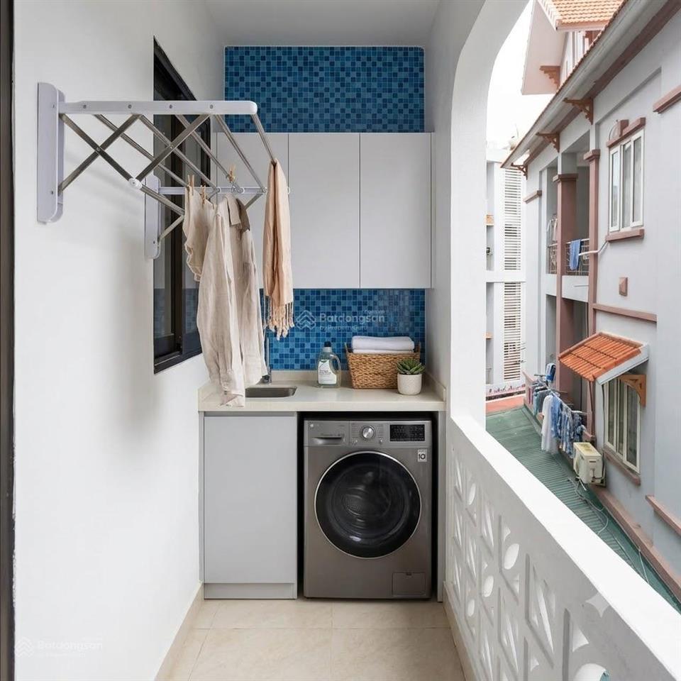 Cho thuê ccmn phố nguyễn văn cừ 60m2  2 pn, 1pk  ô tô đỗ cửa  thang máy  full nội thất