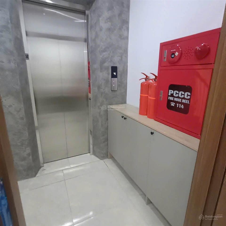 Cho thuê ccmn phố nguyễn văn cừ 60m2  2 pn, 1pk  ô tô đỗ cửa  thang máy  full nội thất