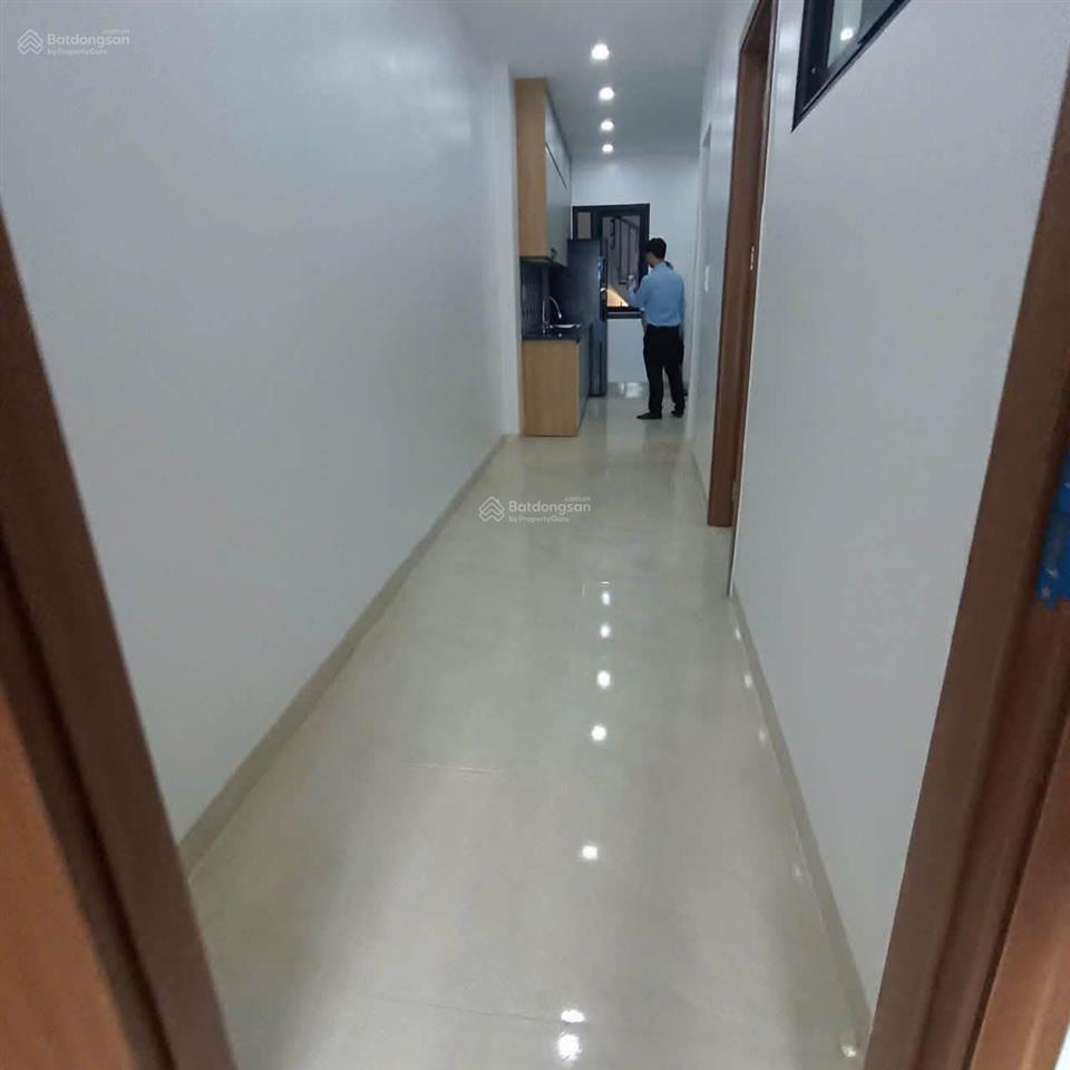 Cho thuê ccmn phố nguyễn văn cừ 60m2  2 pn, 1pk  ô tô đỗ cửa  thang máy  full nội thất