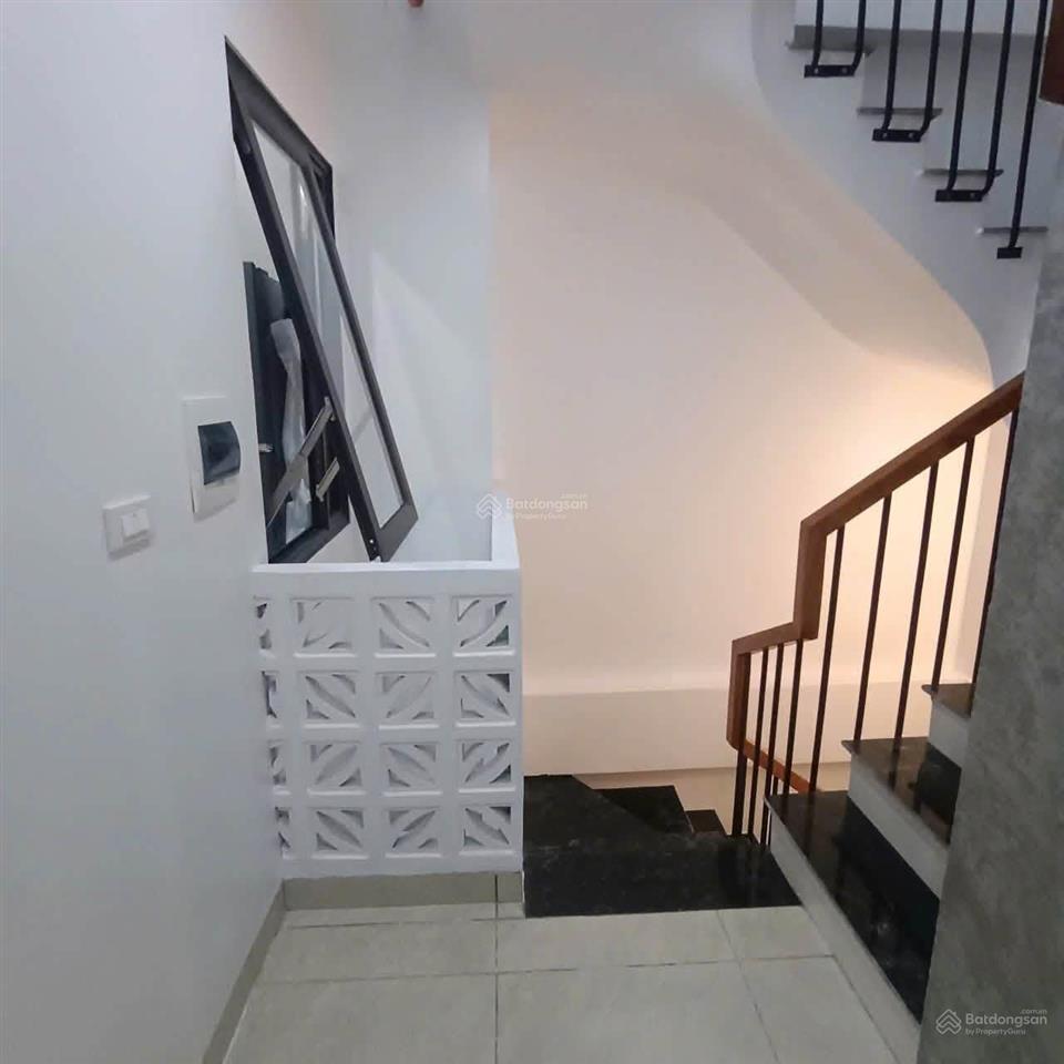 Cho thuê ccmn phố nguyễn văn cừ 60m2  2 pn, 1pk  ô tô đỗ cửa  thang máy  full nội thất