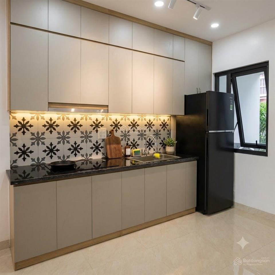 Cho thuê ccmn phố nguyễn văn cừ 60m2  2 pn, 1pk  ô tô đỗ cửa  thang máy  full nội thất