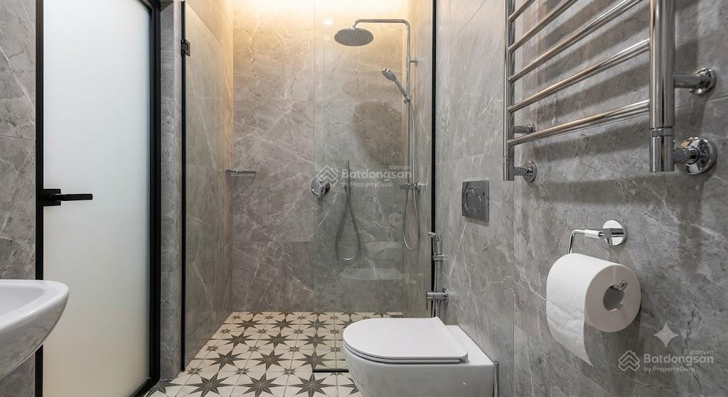 Cho thuê ccmn phố nguyễn văn cừ 60m2  2 pn, 1pk  ô tô đỗ cửa  thang máy  full nội thất