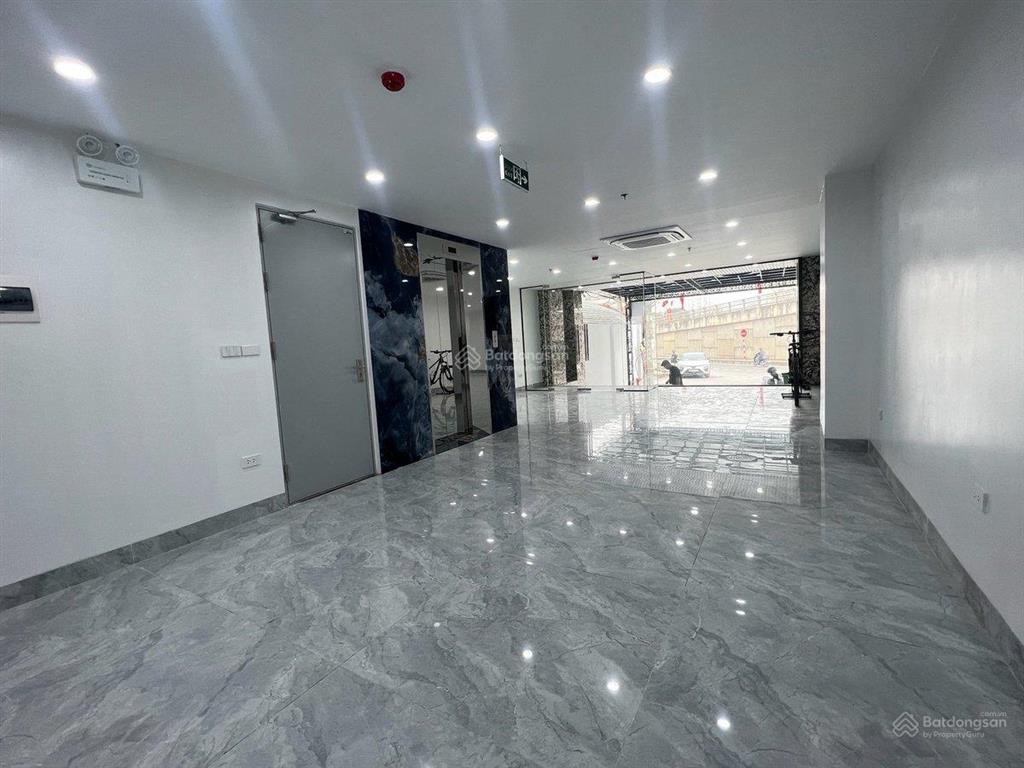 Bán tòa nhà văn phòng mặt phố  28 phòng studio  dòng tiền 2,2 tỷ/năm