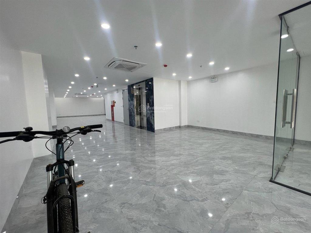 Bán tòa nhà văn phòng mặt phố  28 phòng studio  dòng tiền 2,2 tỷ/năm