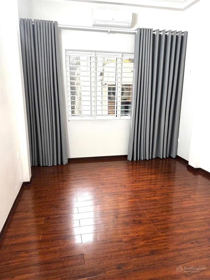 Cho thuê nhà nguyên căn ngõ yên lạc, vĩnh tuy, hbt  60m2  5 tầng  7 ngủ  ô tô đỗ cửa