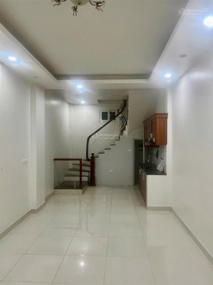 Cho thuê nhà nguyên căn ngõ yên lạc, vĩnh tuy, hbt  60m2  5 tầng  7 ngủ  ô tô đỗ cửa