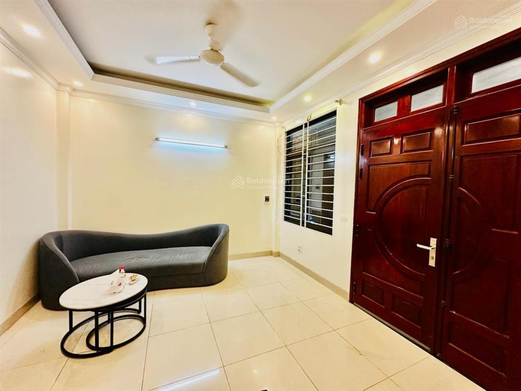Hơn 6 tỷ long biên  nhà đẹp 30m 5 tầng mặt tiền rộng 2 thoáng  ngõ nông rộng