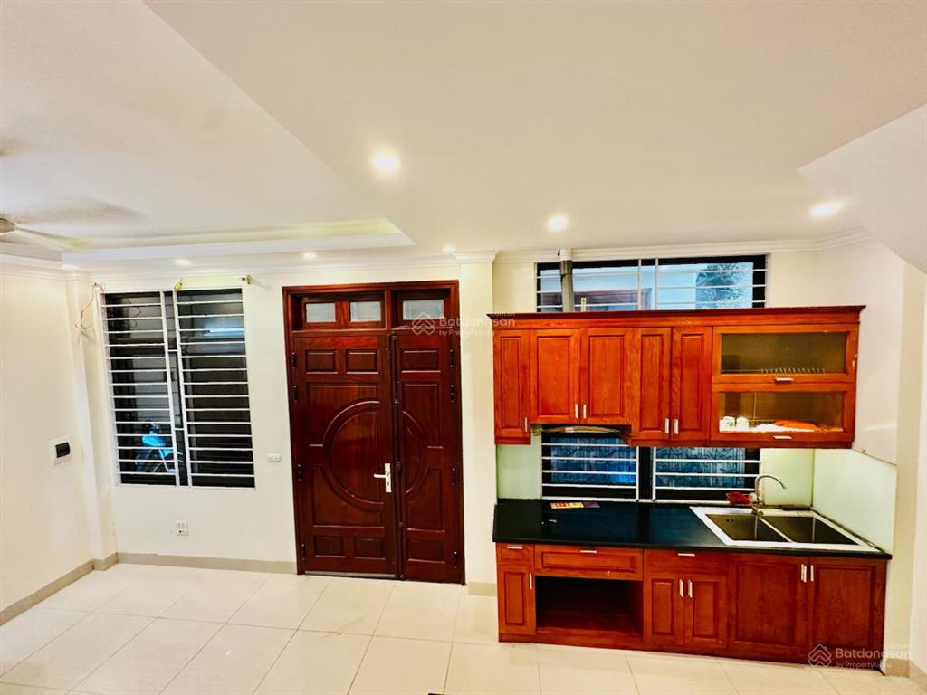 Hơn 6 tỷ long biên  nhà đẹp 30m 5 tầng mặt tiền rộng 2 thoáng  ngõ nông rộng