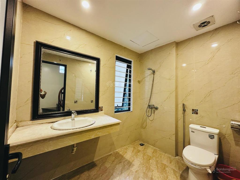 Hơn 6 tỷ long biên  nhà đẹp 30m 5 tầng mặt tiền rộng 2 thoáng  ngõ nông rộng