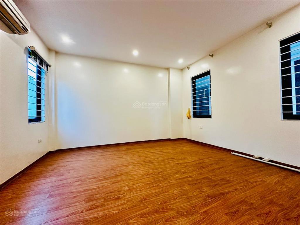 Hơn 6 tỷ long biên  nhà đẹp 30m 5 tầng mặt tiền rộng 2 thoáng  ngõ nông rộng