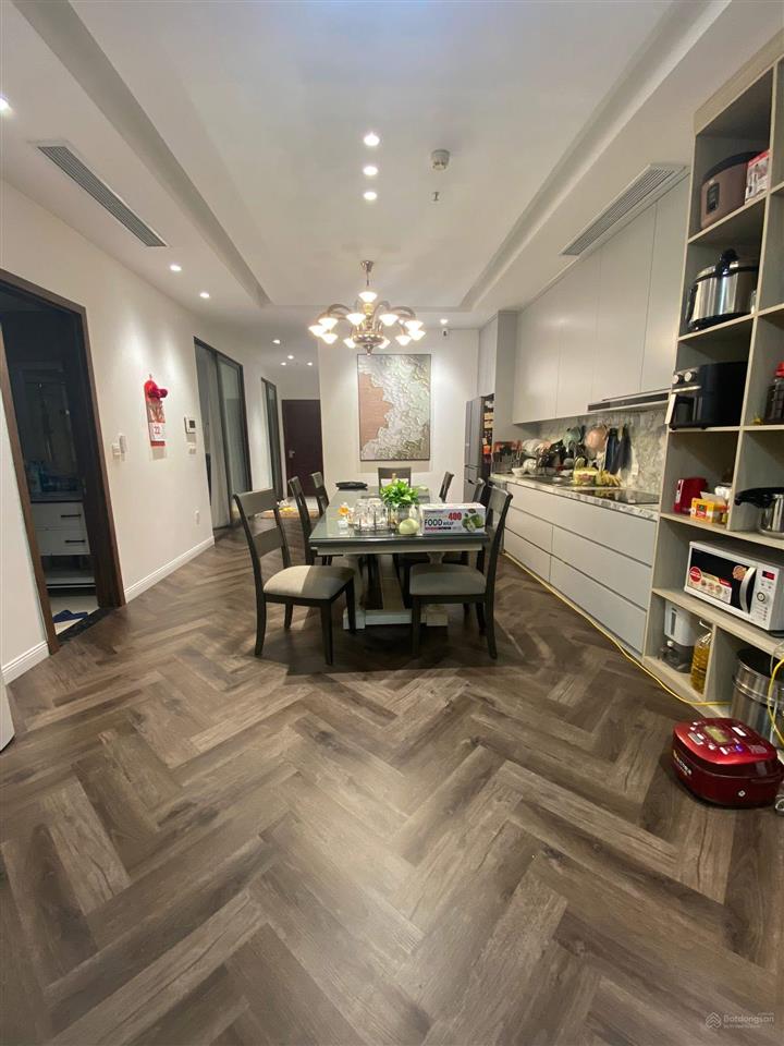 Bán căn hộ cao cấp royal city  131m tầng trung  4pn  full nội thất  sổ đỏ