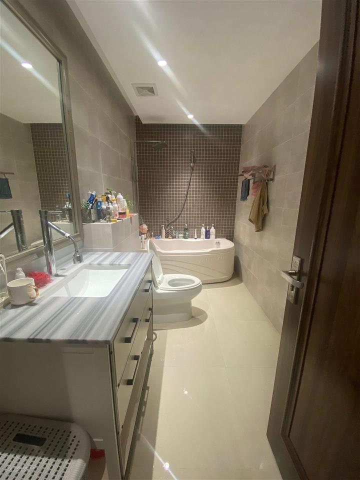 Bán căn hộ cao cấp royal city  131m tầng trung  4pn  full nội thất  sổ đỏ