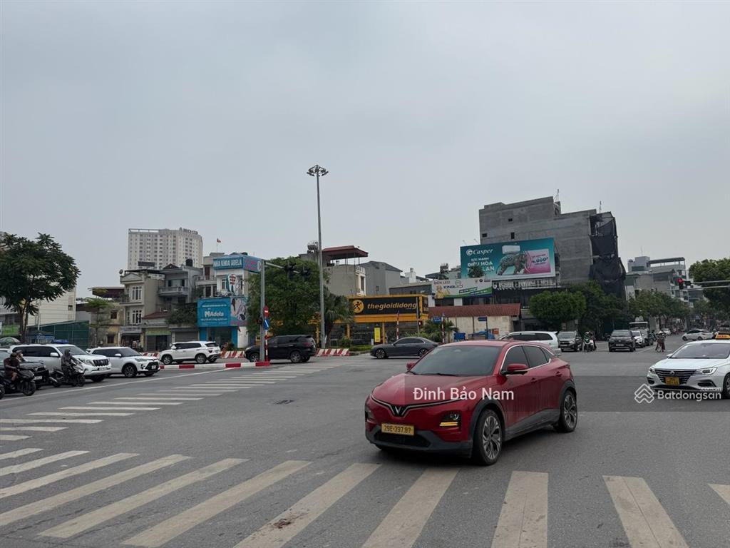 Thạch bàn long biên  hơn 5 tỷ  hàng f0  đầu tư được  2 sổ lô góc  trước nhà thoáng  gần ô tô