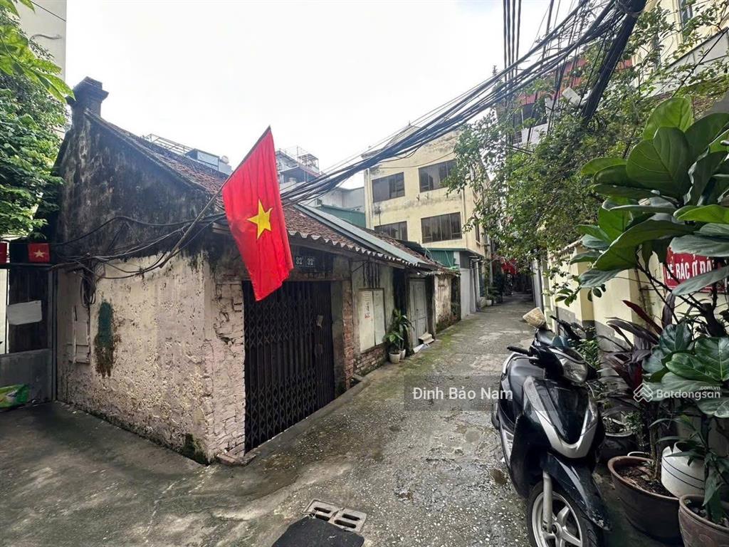 4 tỷ  vũ miên  37m mt 4.46m  mặt ngõ thông thẳng ra hồ tây  không qh  thửa đất vuông
