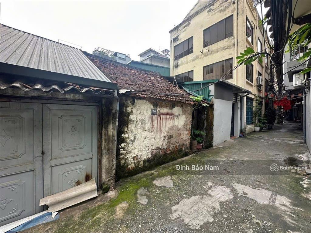 4 tỷ  vũ miên  37m mt 4.46m  mặt ngõ thông thẳng ra hồ tây  không qh  thửa đất vuông