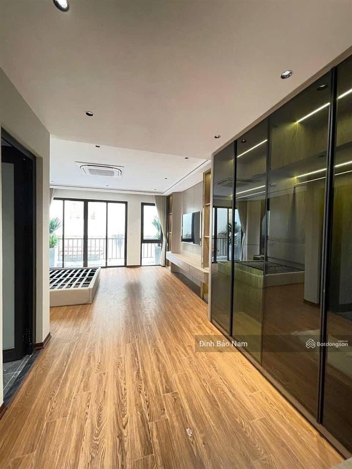 Nguyễn văn cừ  trung tâm  vị trí đẹp  50m 6t thang máy mt 5m  ô tô vào  dân trí cao  vuông
