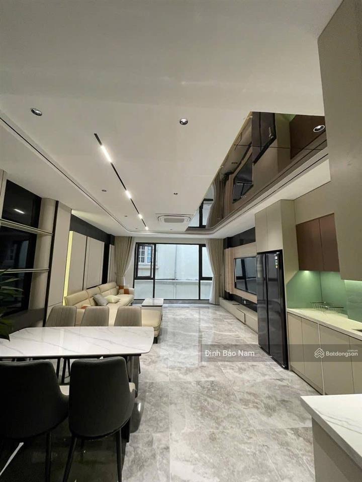 Nguyễn văn cừ  trung tâm  vị trí đẹp  50m 6t thang máy mt 5m  ô tô vào  dân trí cao  vuông