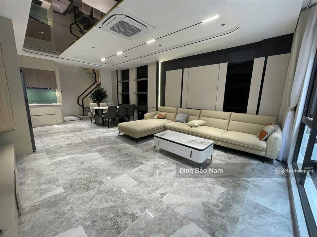 Nguyễn văn cừ  trung tâm  vị trí đẹp  50m 6t thang máy mt 5m  ô tô vào  dân trí cao  vuông