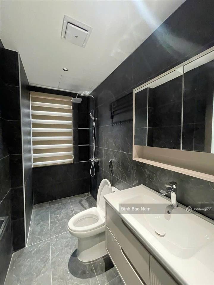 Nguyễn văn cừ  trung tâm  vị trí đẹp  50m 6t thang máy mt 5m  ô tô vào  dân trí cao  vuông