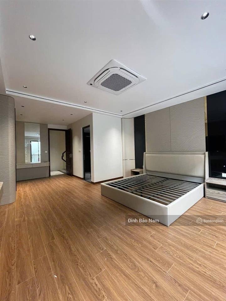 Nguyễn văn cừ  trung tâm  vị trí đẹp  50m 6t thang máy mt 5m  ô tô vào  dân trí cao  vuông