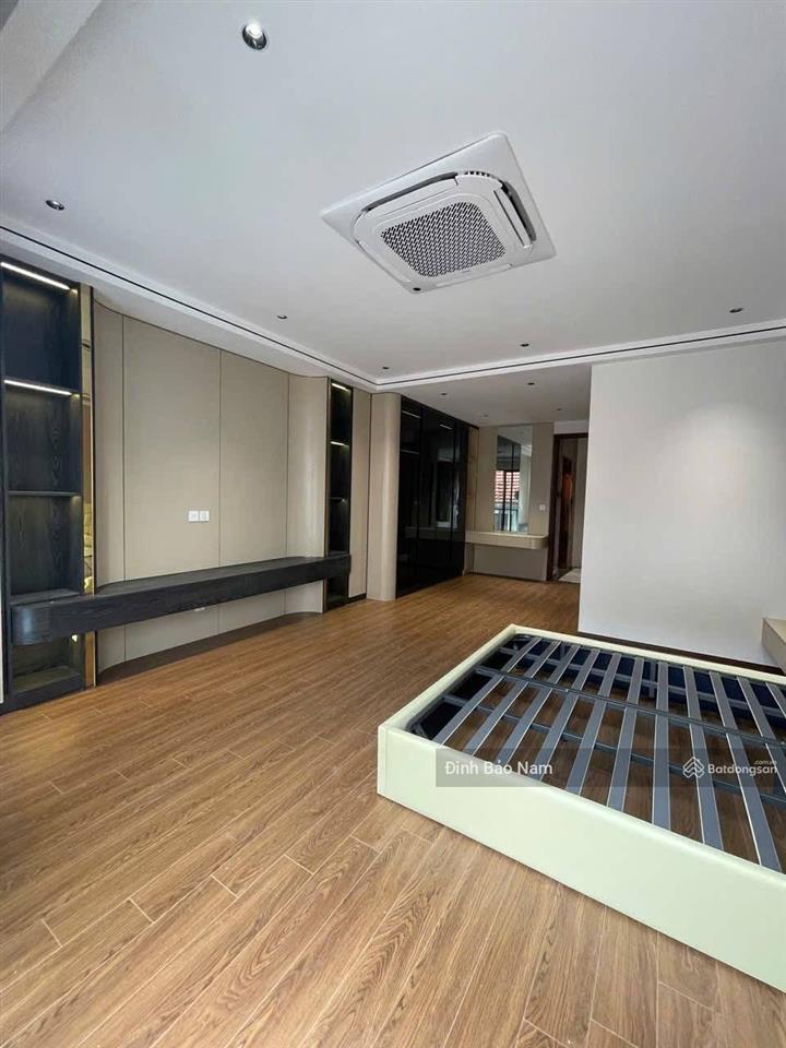 Nguyễn văn cừ  trung tâm  vị trí đẹp  50m 6t thang máy mt 5m  ô tô vào  dân trí cao  vuông