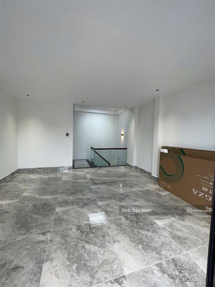 Nguyễn văn cừ  trung tâm  vị trí đẹp  50m 6t thang máy mt 5m  ô tô vào  dân trí cao  vuông