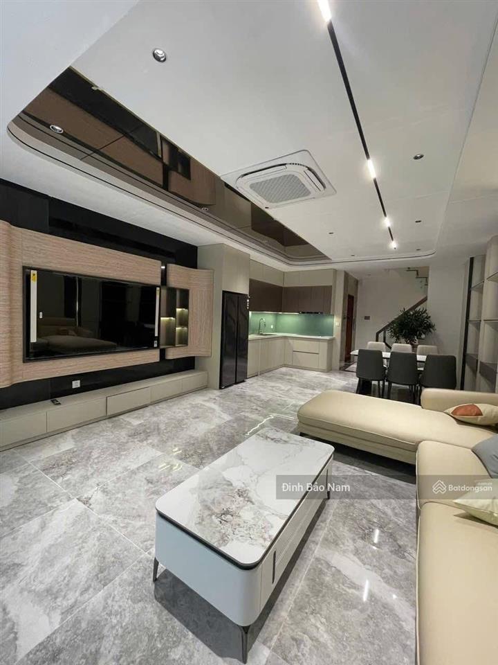 Nguyễn văn cừ  trung tâm  vị trí đẹp  50m 6t thang máy mt 5m  ô tô vào  dân trí cao  vuông