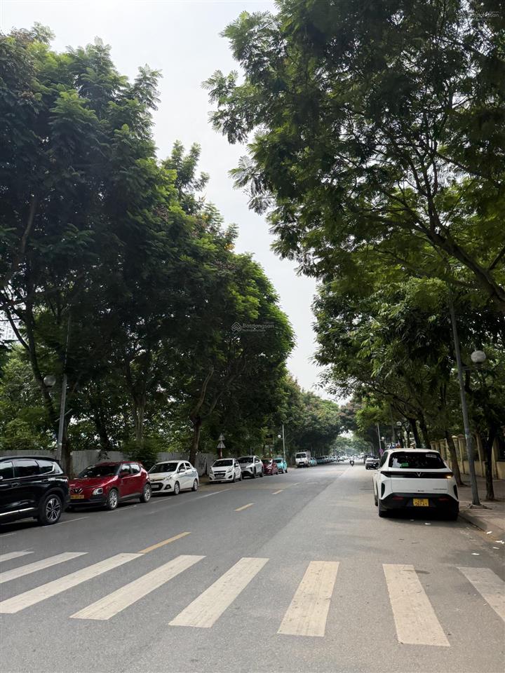 Nhà vườn 202,4m mt 8.23m  phân lô lâm hạ bồ đề  trước nhà ô tô tránh  sổ vuông  dân văn minh