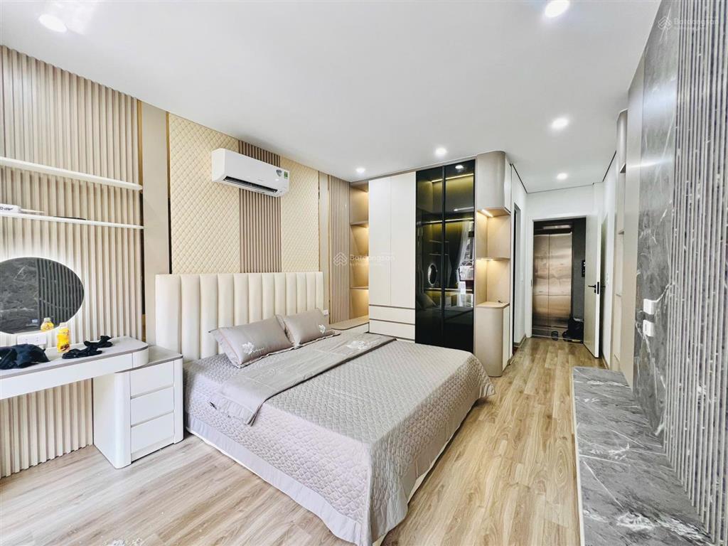 Trung tâm long biên  40m 6t thang máy  ô tô vào  full nội thất  sổ đỏ  40m ra phố  ko có qh
