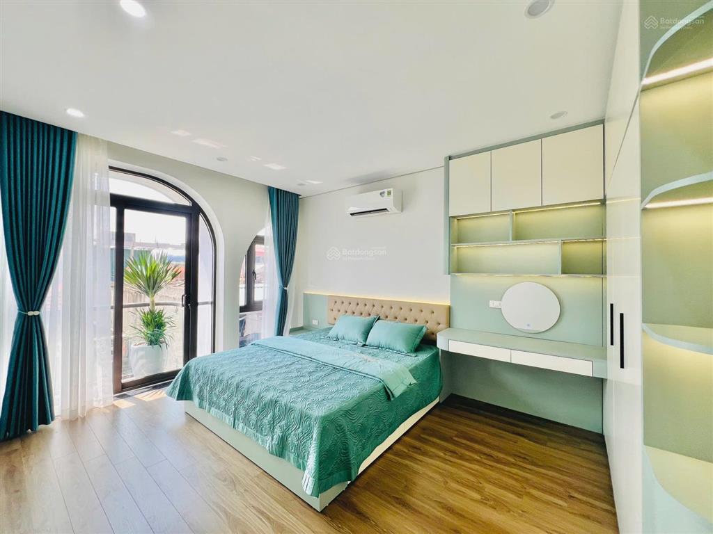 Trung tâm long biên  40m 6t thang máy  ô tô vào  full nội thất  sổ đỏ  40m ra phố  ko có qh