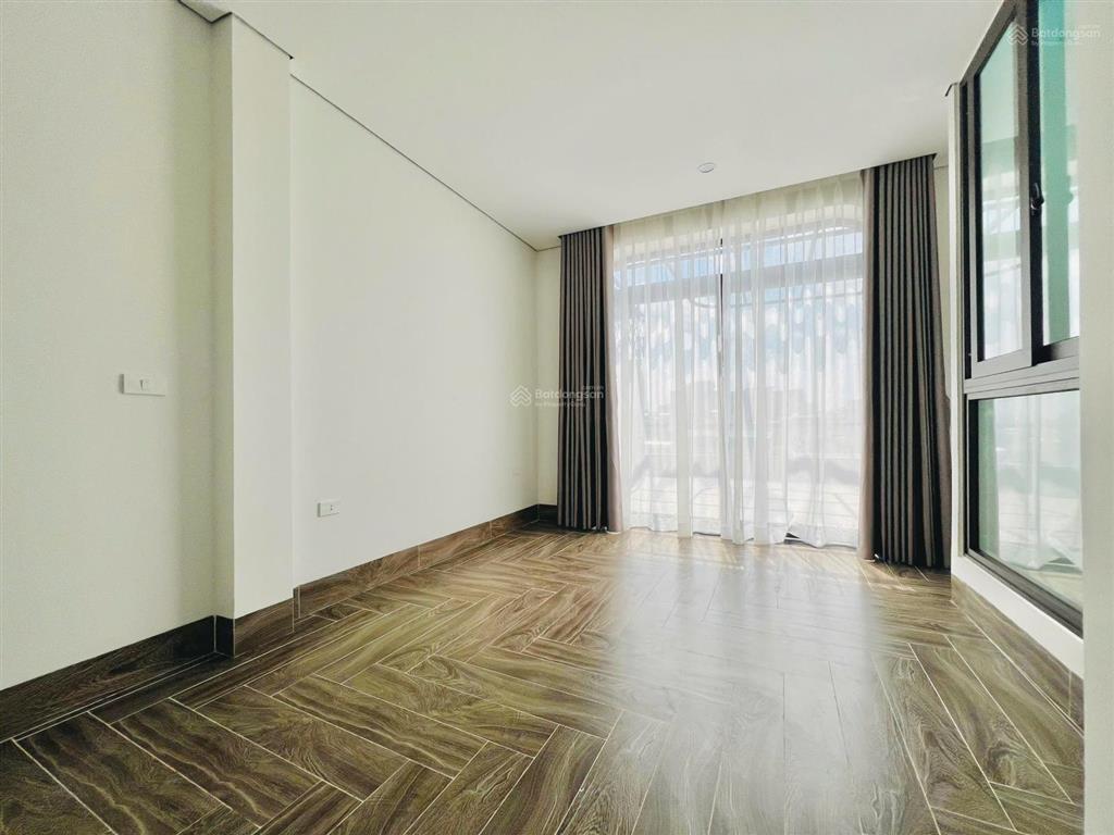Trung tâm long biên  40m 6t thang máy  ô tô vào  full nội thất  sổ đỏ  40m ra phố  ko có qh