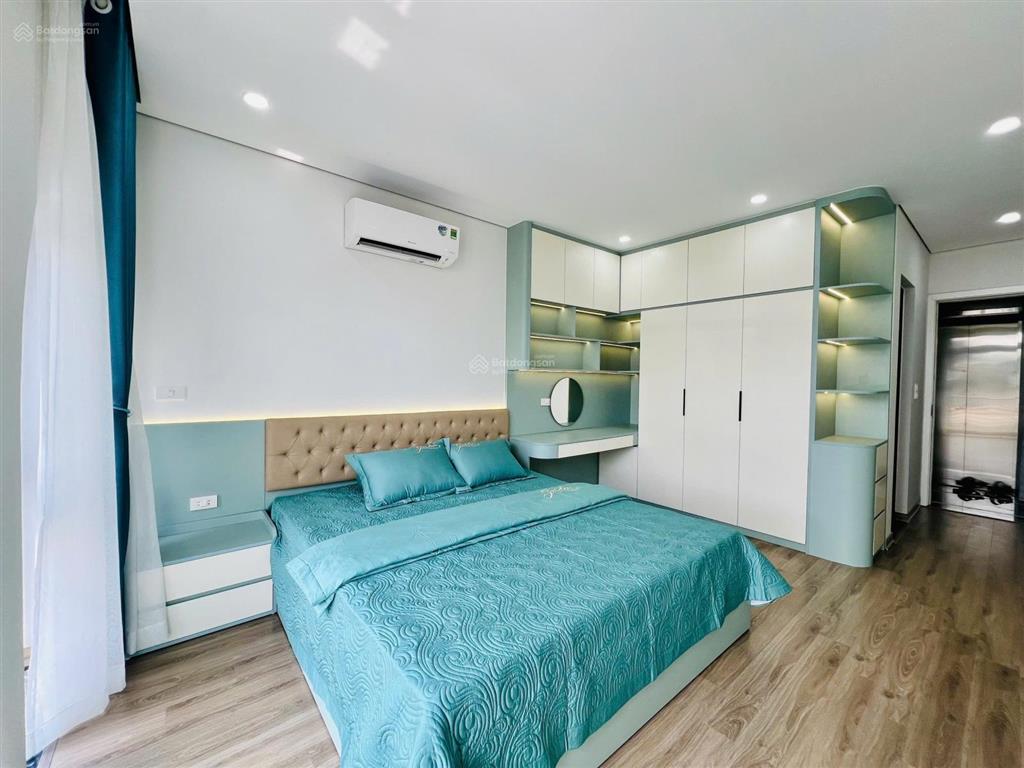 Trung tâm long biên  40m 6t thang máy  ô tô vào  full nội thất  sổ đỏ  40m ra phố  ko có qh
