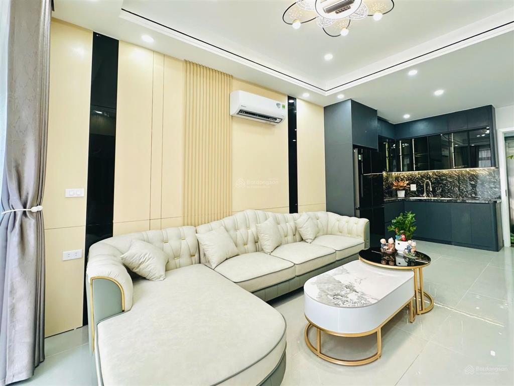 Trung tâm long biên  40m 6t thang máy  ô tô vào  full nội thất  sổ đỏ  40m ra phố  ko có qh