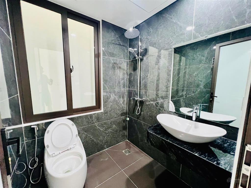 Trung tâm long biên  40m 6t thang máy  ô tô vào  full nội thất  sổ đỏ  40m ra phố  ko có qh