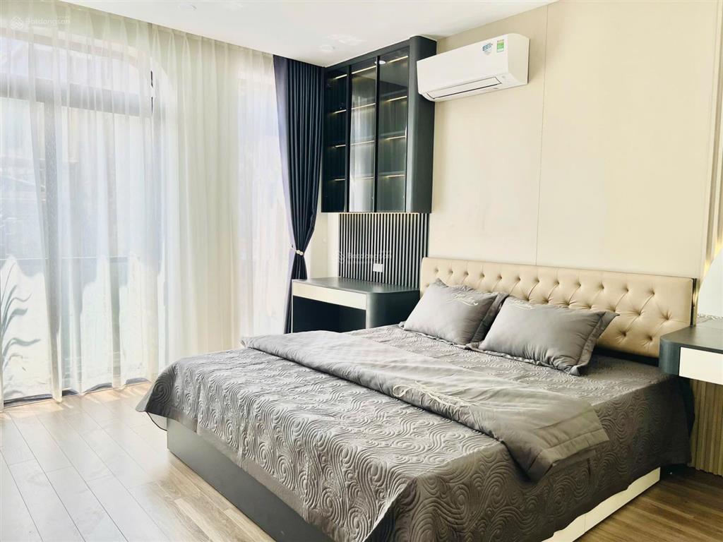 Trung tâm long biên  40m 6t thang máy  ô tô vào  full nội thất  sổ đỏ  40m ra phố  ko có qh