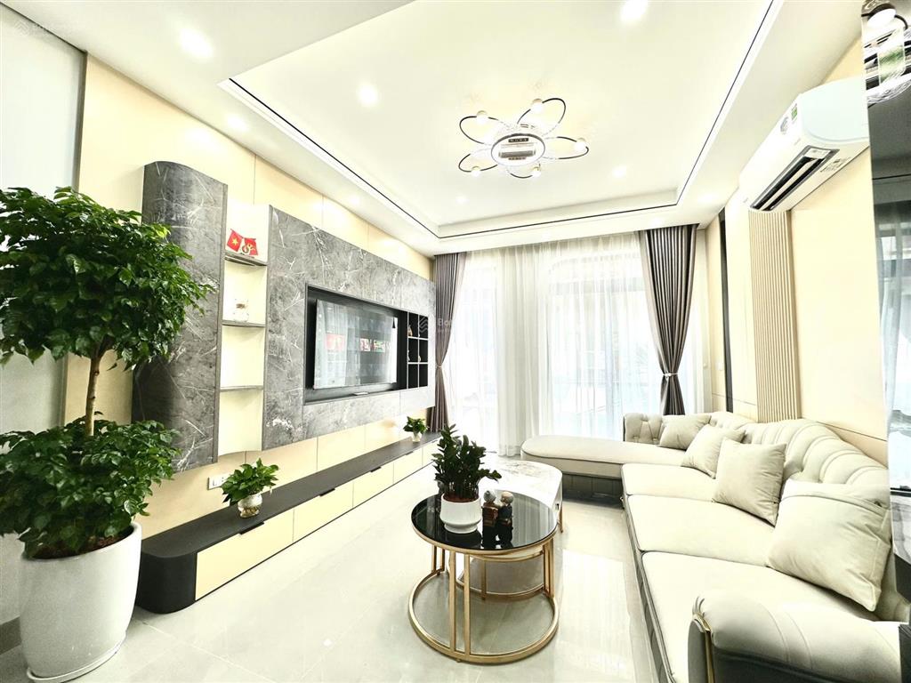 Trung tâm long biên  40m 6t thang máy  ô tô vào  full nội thất  sổ đỏ  40m ra phố  ko có qh