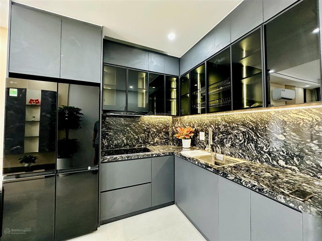 Trung tâm long biên  40m 6t thang máy  ô tô vào  full nội thất  sổ đỏ  40m ra phố  ko có qh